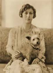 Princesse Mary et son chien vers 1920